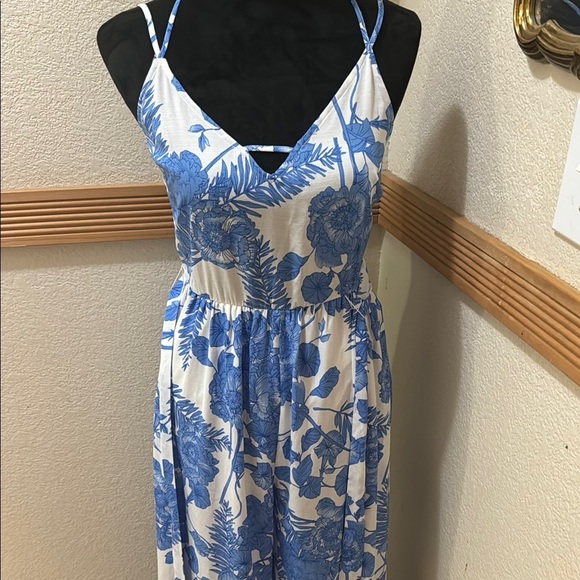 My Michelle Floral Blue and White Criss Cross Strap Wide Leg Jumpsuit Size 5! - Picture 7 of 16